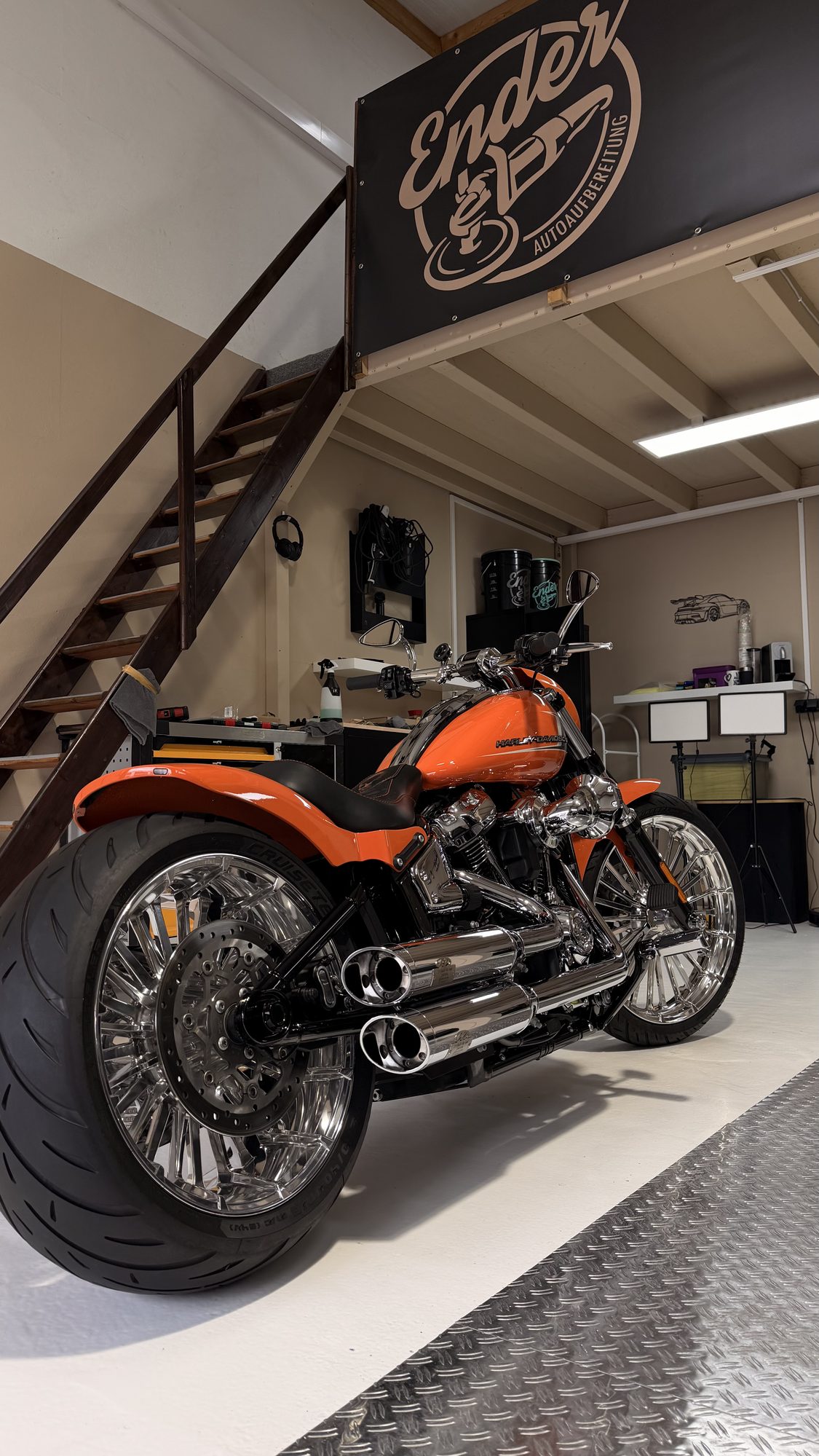 Orange Harley-Davidson unter dem Ender-Banner