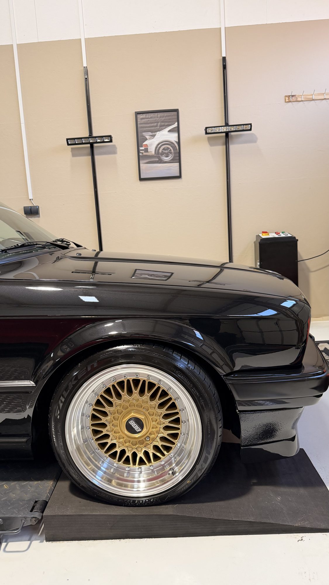 BBS-Felge in Gold an einem schwarzen BMW E30