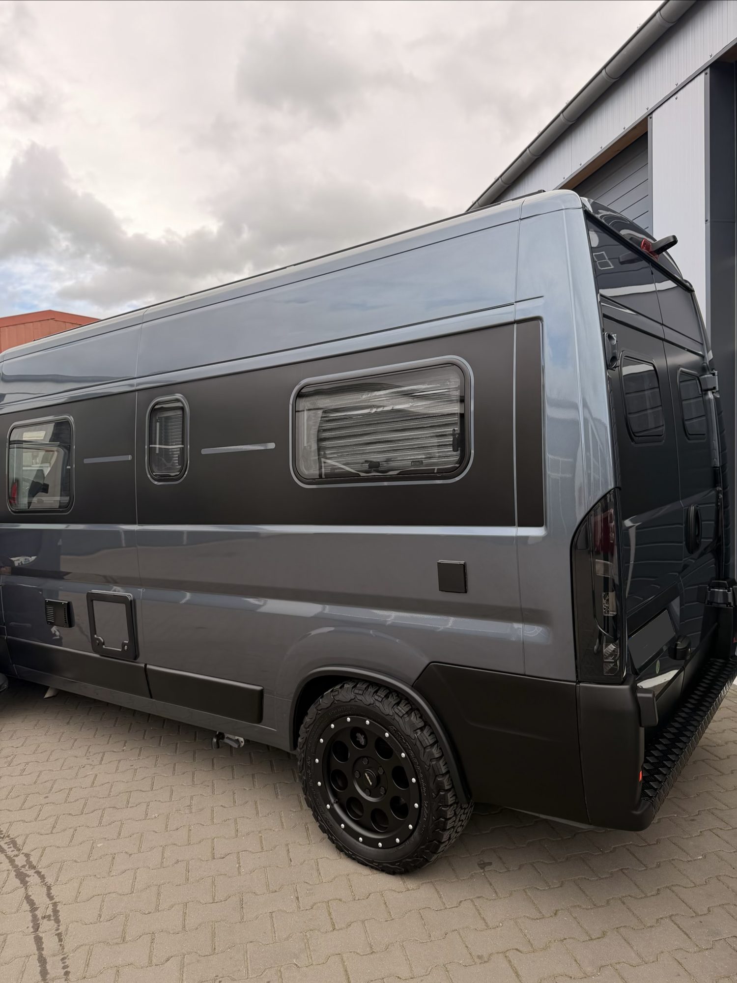 Wohnmobil von hinten vor der Halle