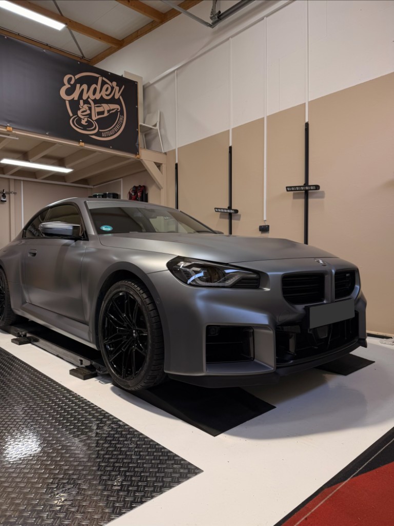 BMW M2 im Detailing-Studio